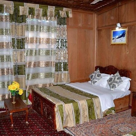 Montreal Group Of Houseboats Hotel Srinagar  Luaran gambar